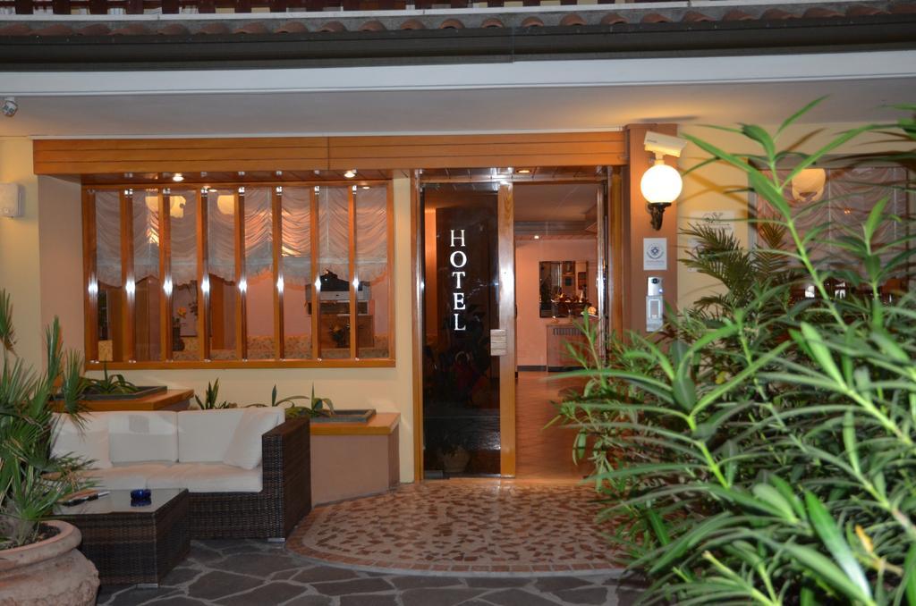 Hotel Monique Cervia Buitenkant foto