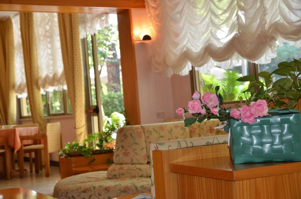 Hotel Monique Cervia Buitenkant foto