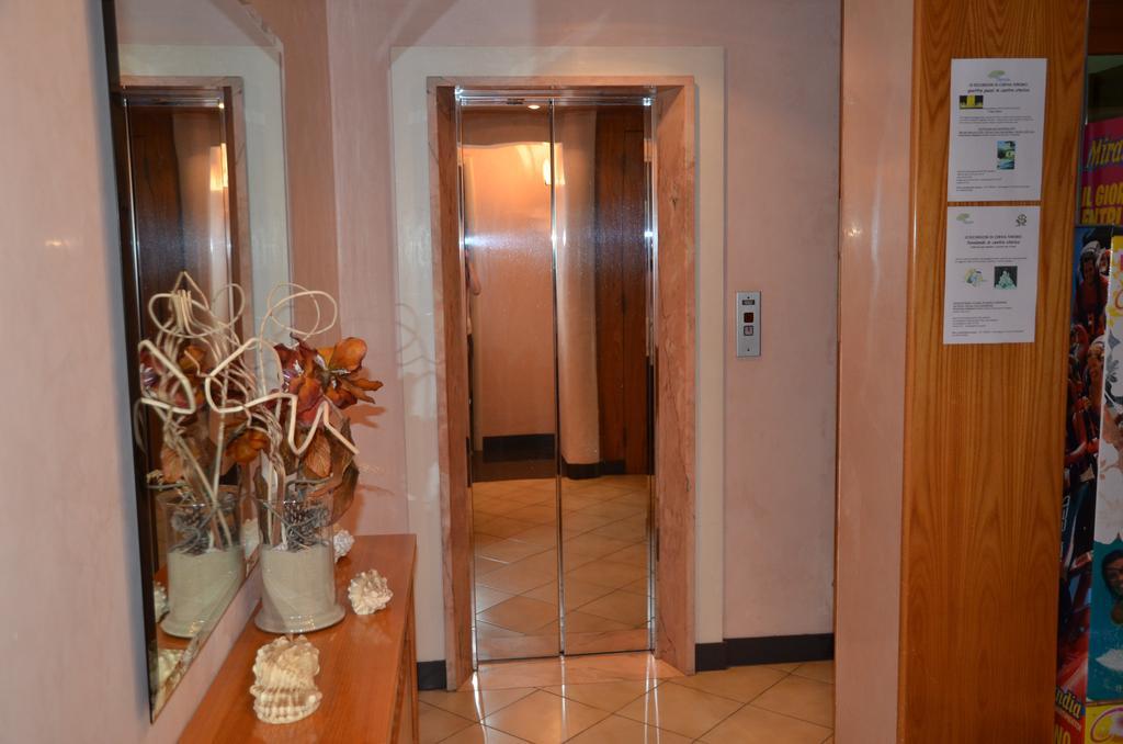 Hotel Monique Cervia Buitenkant foto