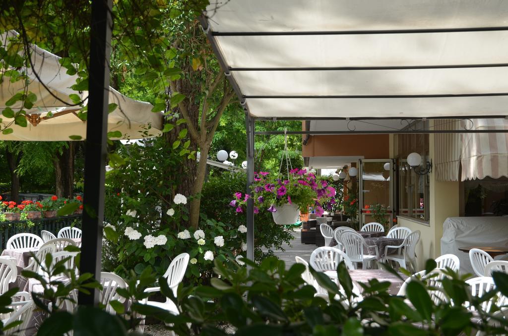 Hotel Monique Cervia Buitenkant foto