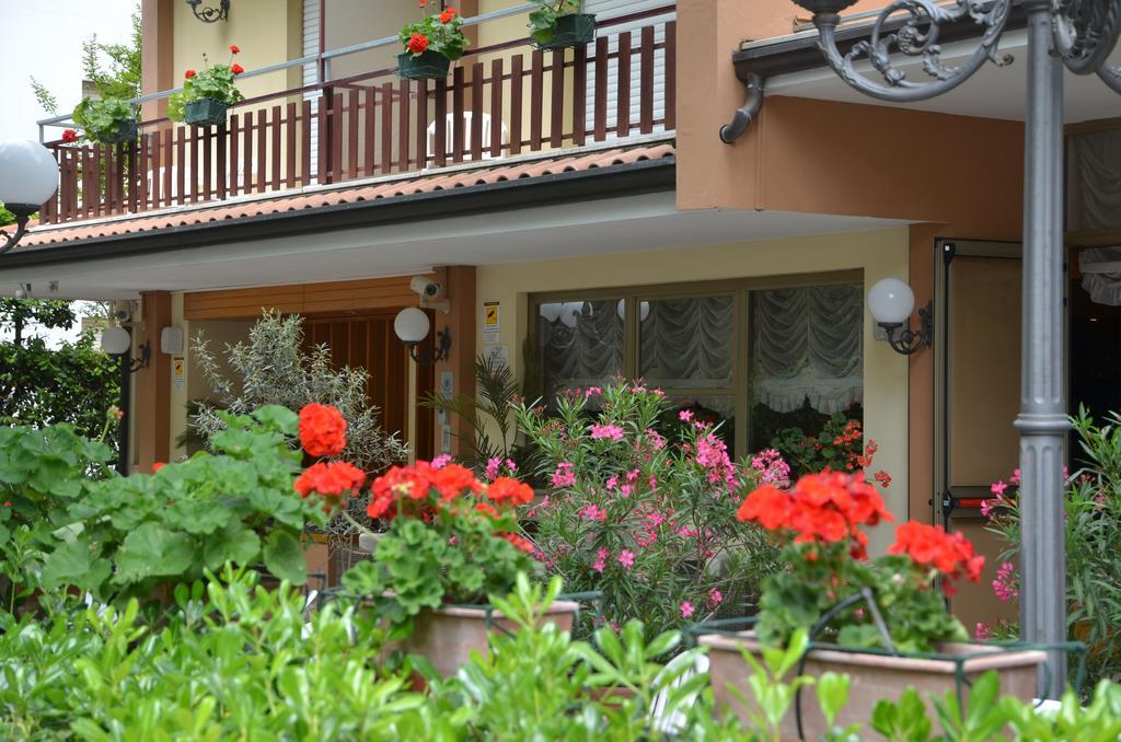 Hotel Monique Cervia Buitenkant foto