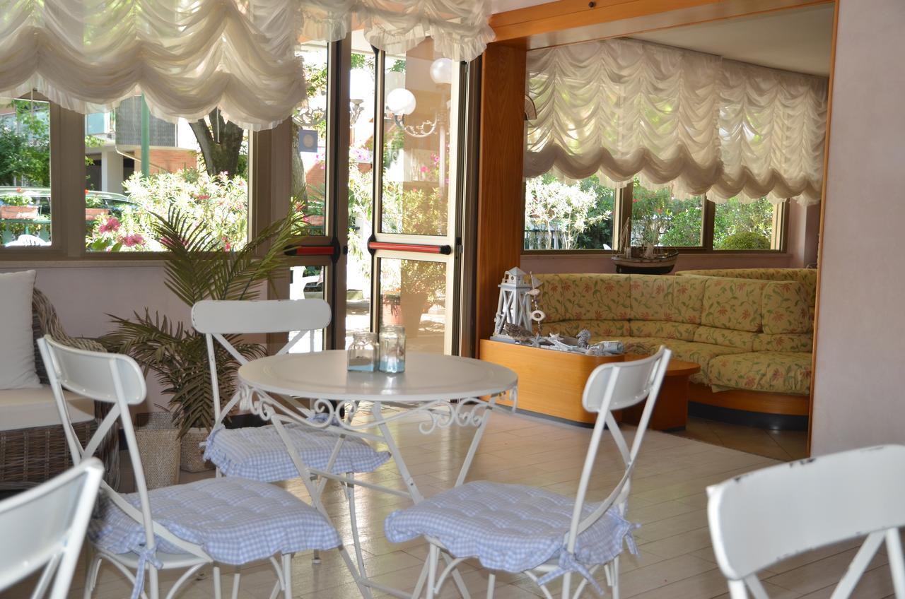 Hotel Monique Cervia Buitenkant foto