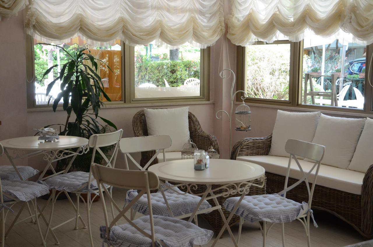 Hotel Monique Cervia Buitenkant foto