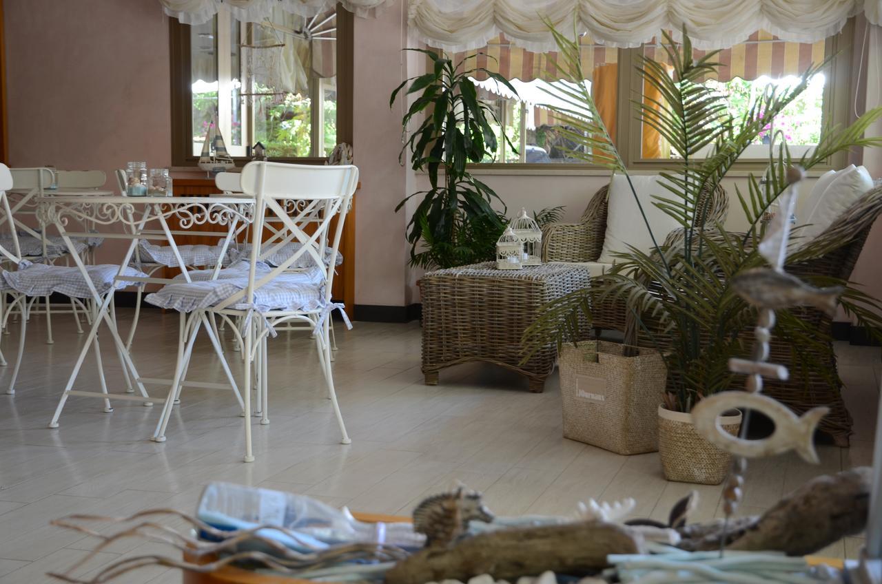 Hotel Monique Cervia Buitenkant foto